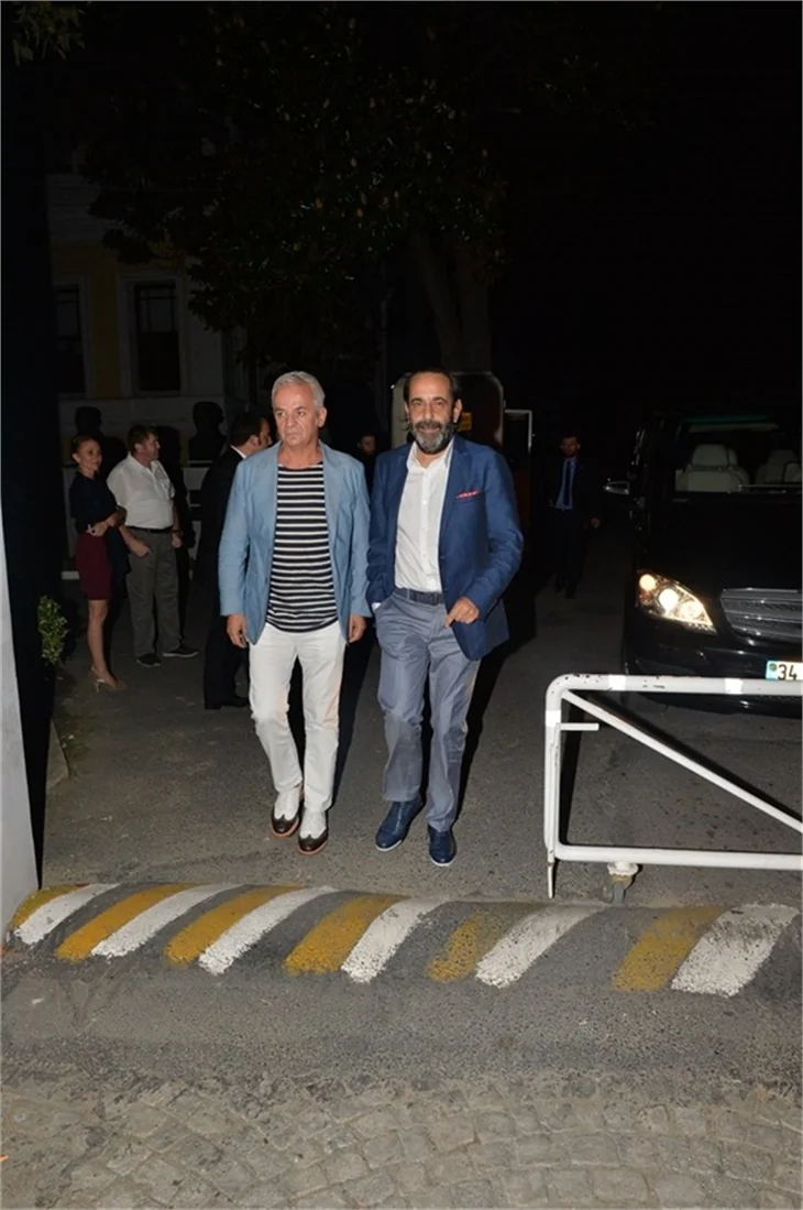 Cem Yılmaz'a acil dansöz servisi!