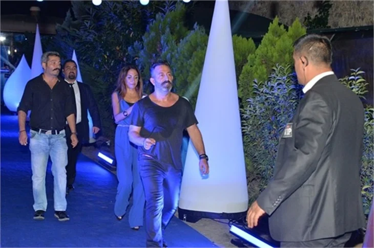 Cem Yılmaz'a acil dansöz servisi!