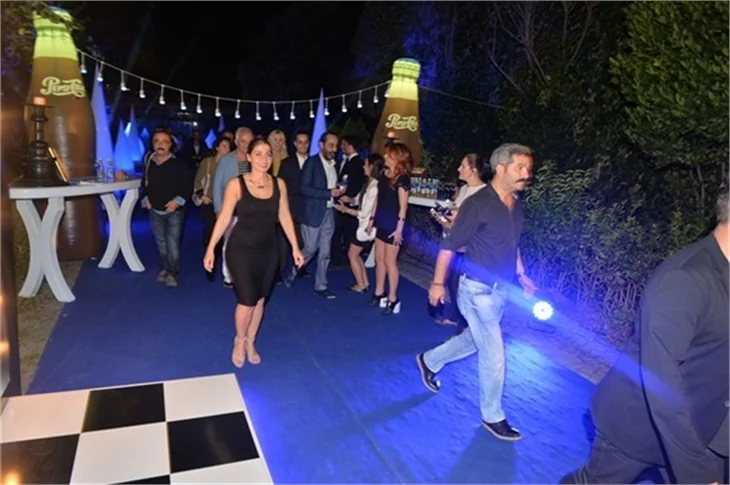 Cem Yılmaz'a acil dansöz servisi!