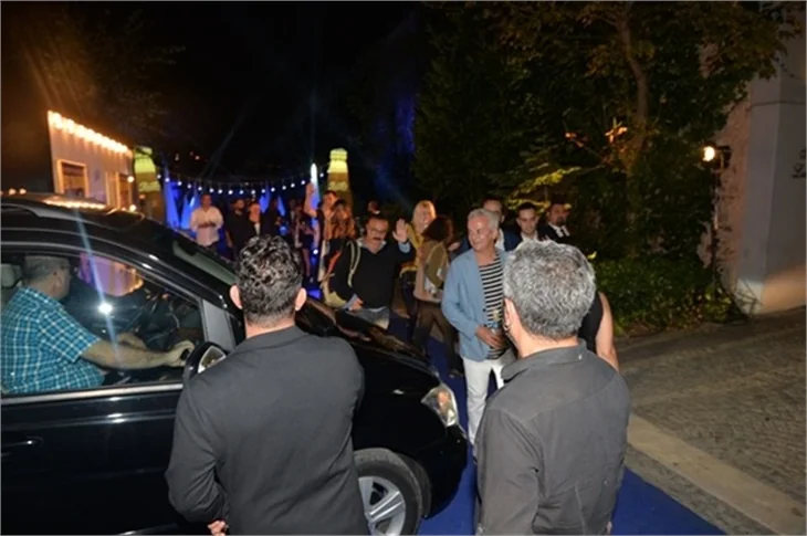 Cem Yılmaz'a acil dansöz servisi!