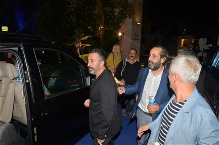Cem Yılmaz'a acil dansöz servisi!