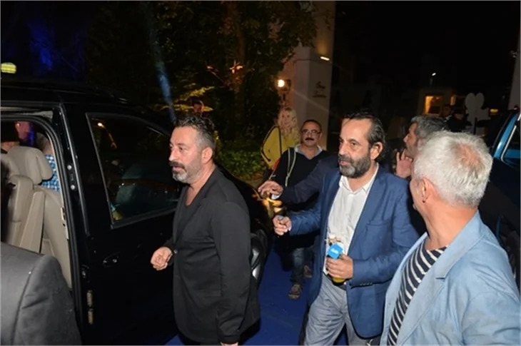 Cem Yılmaz'a acil dansöz servisi!