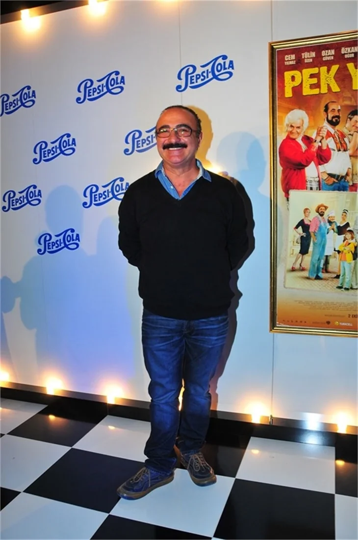 Cem Yılmaz'a acil dansöz servisi!