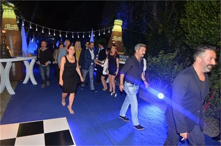 Cem Yılmaz'a acil dansöz servisi!