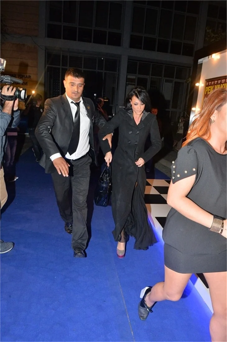Cem Yılmaz'a acil dansöz servisi!