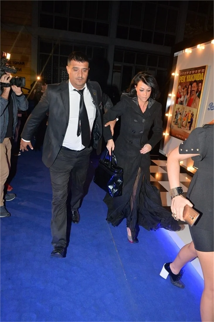 Cem Yılmaz'a acil dansöz servisi!