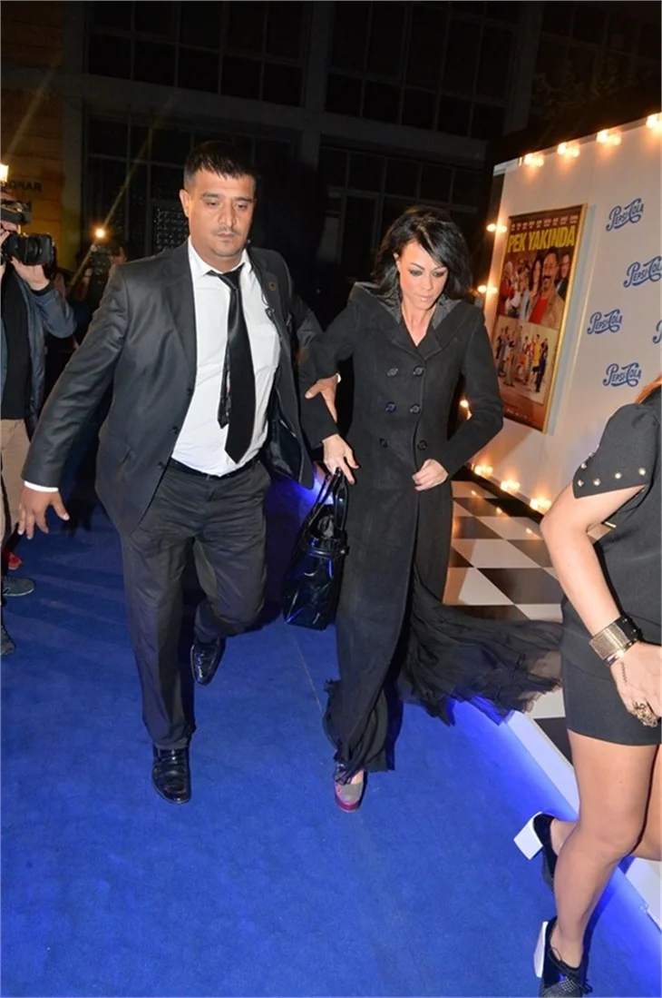 Cem Yılmaz'a acil dansöz servisi!