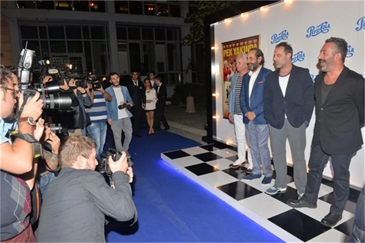 Cem Yılmaz'a acil dansöz servisi!