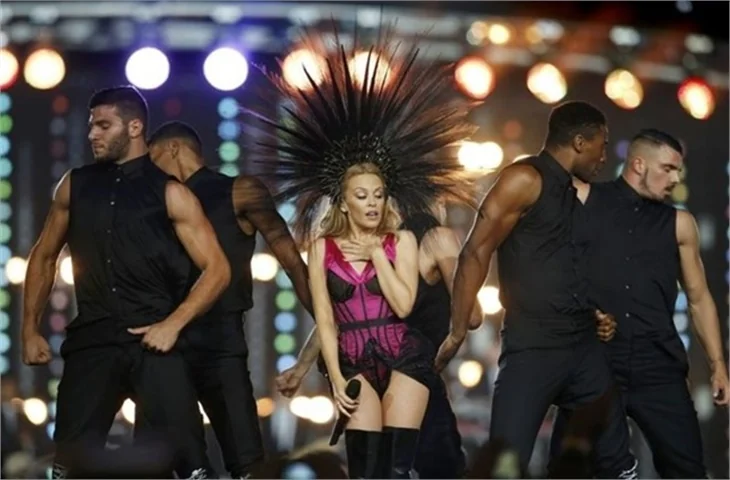 Kylie Minogue sahnede coştu!