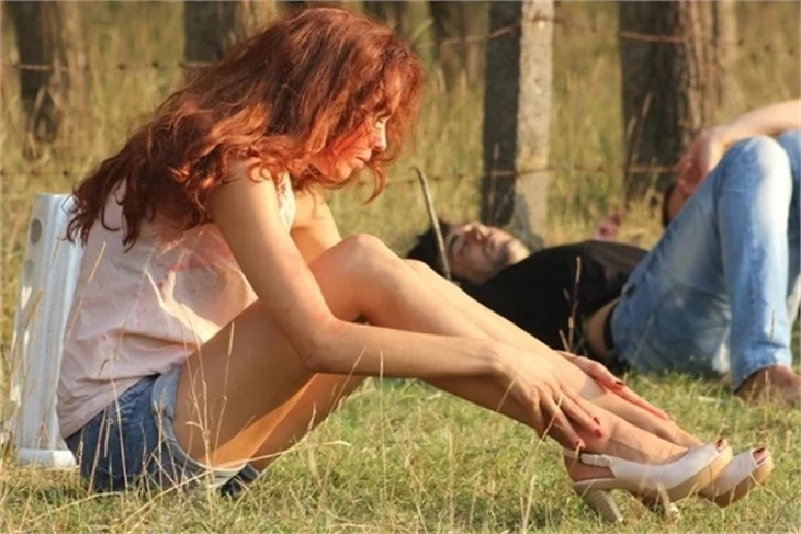 Azra Akın tecavüz sahnesinde…