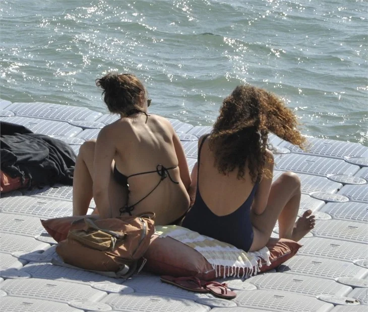 Issız kadın ıssız plajda