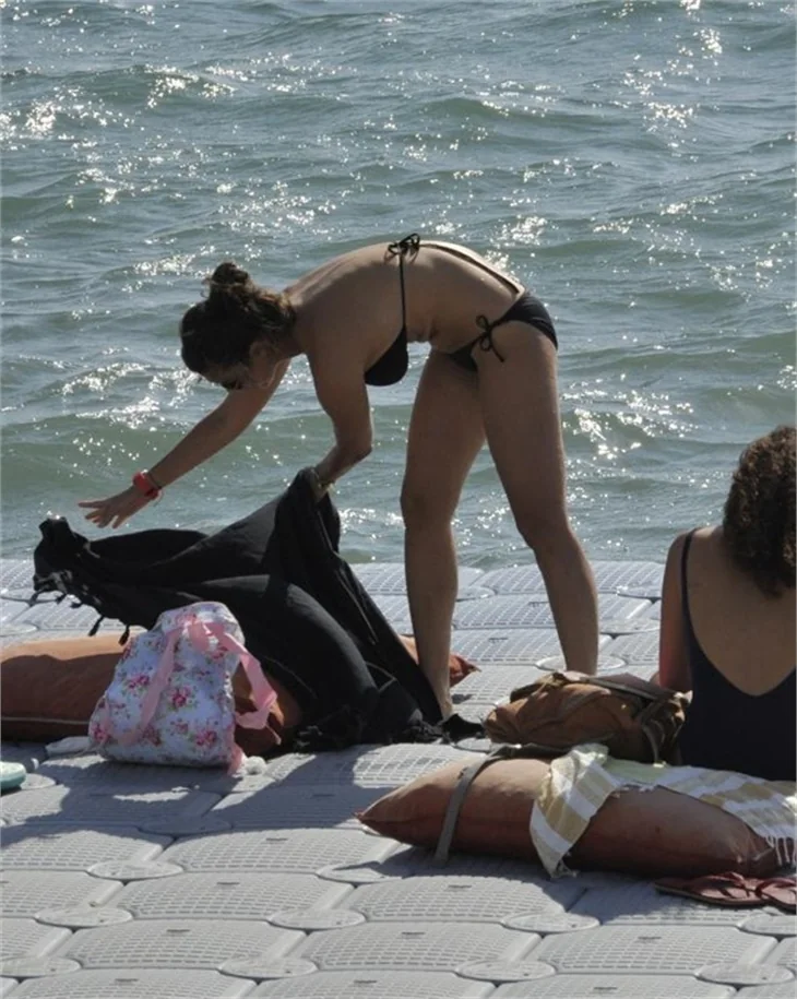 Issız kadın ıssız plajda