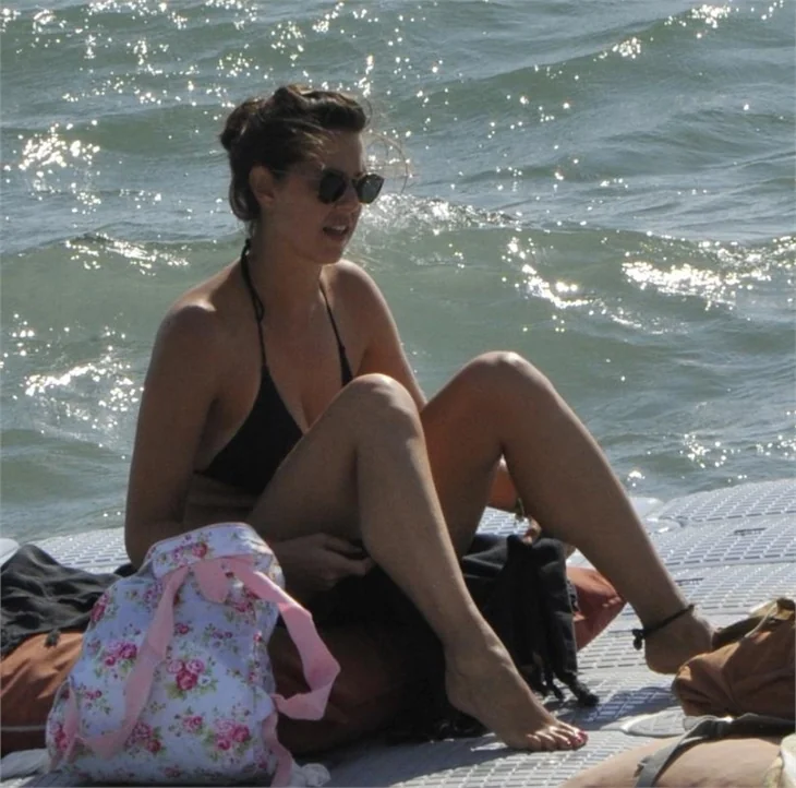Issız kadın ıssız plajda
