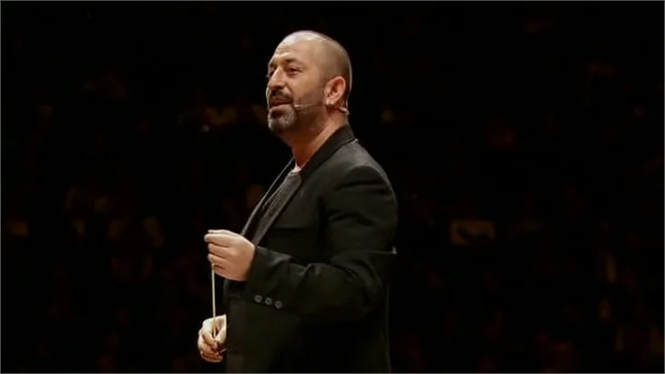 Cem Yılmaz: Düzyazıya aldanmayın, ben daha komiğim