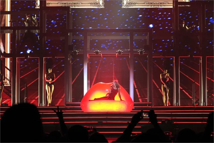 Kylie Minogue'dan seksi şov!