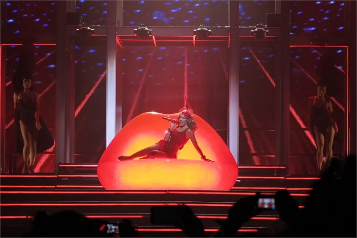 Kylie Minogue'dan seksi şov!