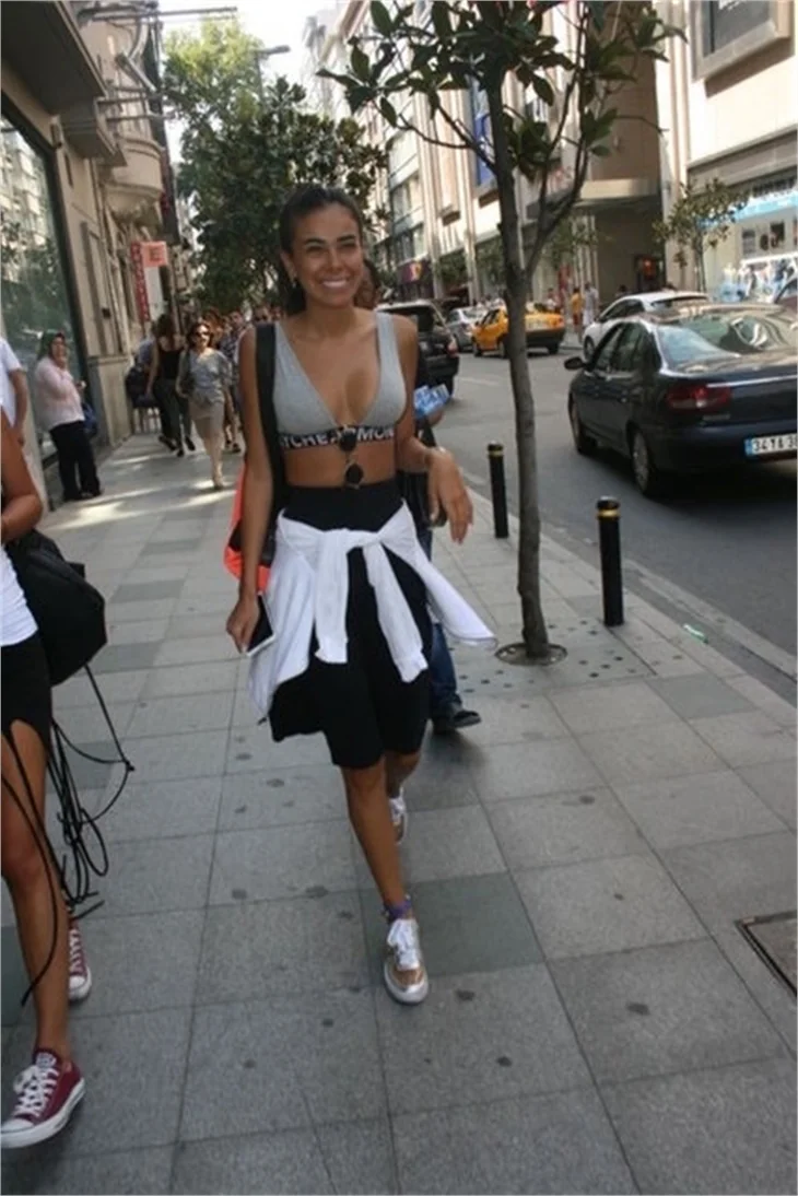 Asena Erkin'den kafa karıştıran tweetler!