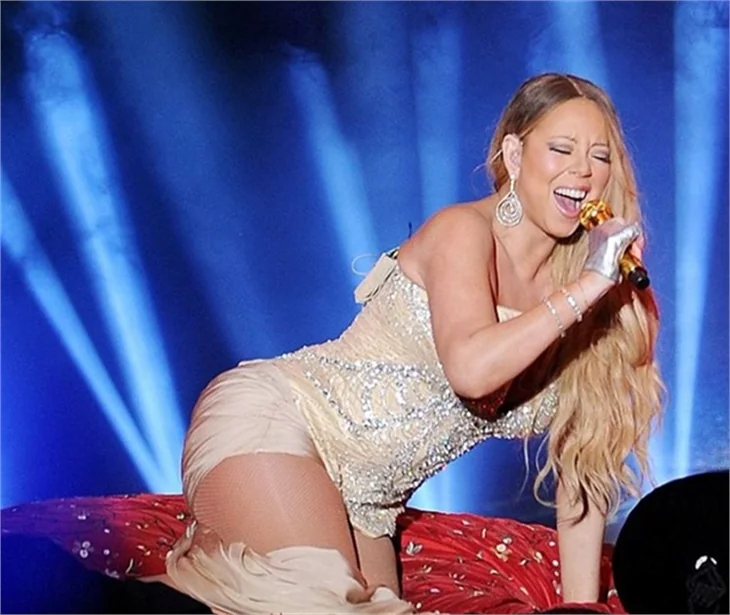 Mariah Carey sahnede zor anlar yaşadı
