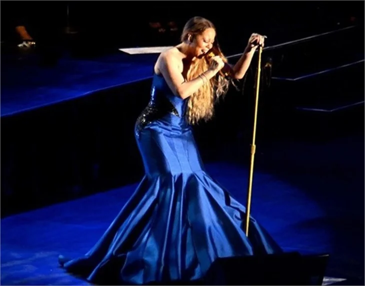 Mariah Carey sahnede zor anlar yaşadı