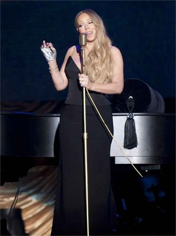 Mariah Carey sahnede zor anlar yaşadı