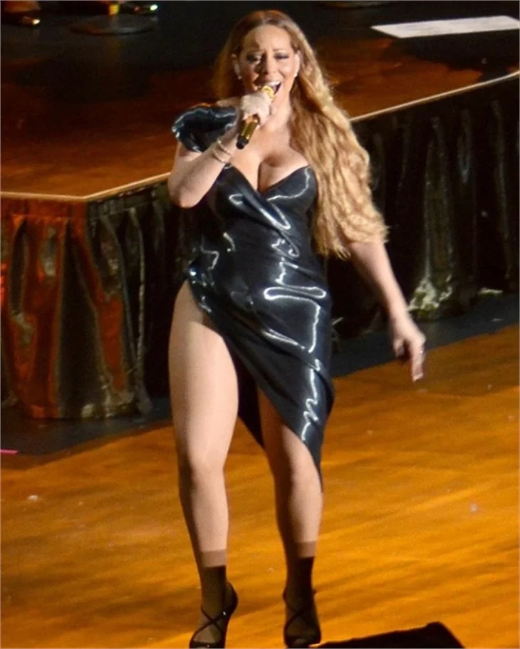 Mariah Carey sahnede zor anlar yaşadı