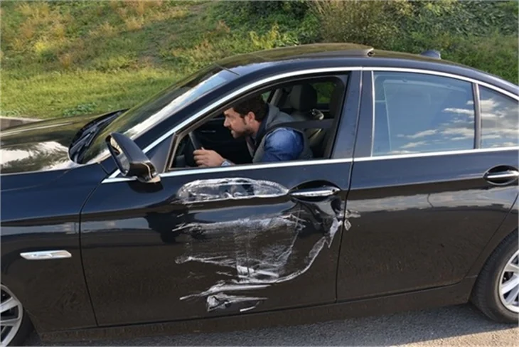 Ünlü işadamı köprüde kaza yaptı!