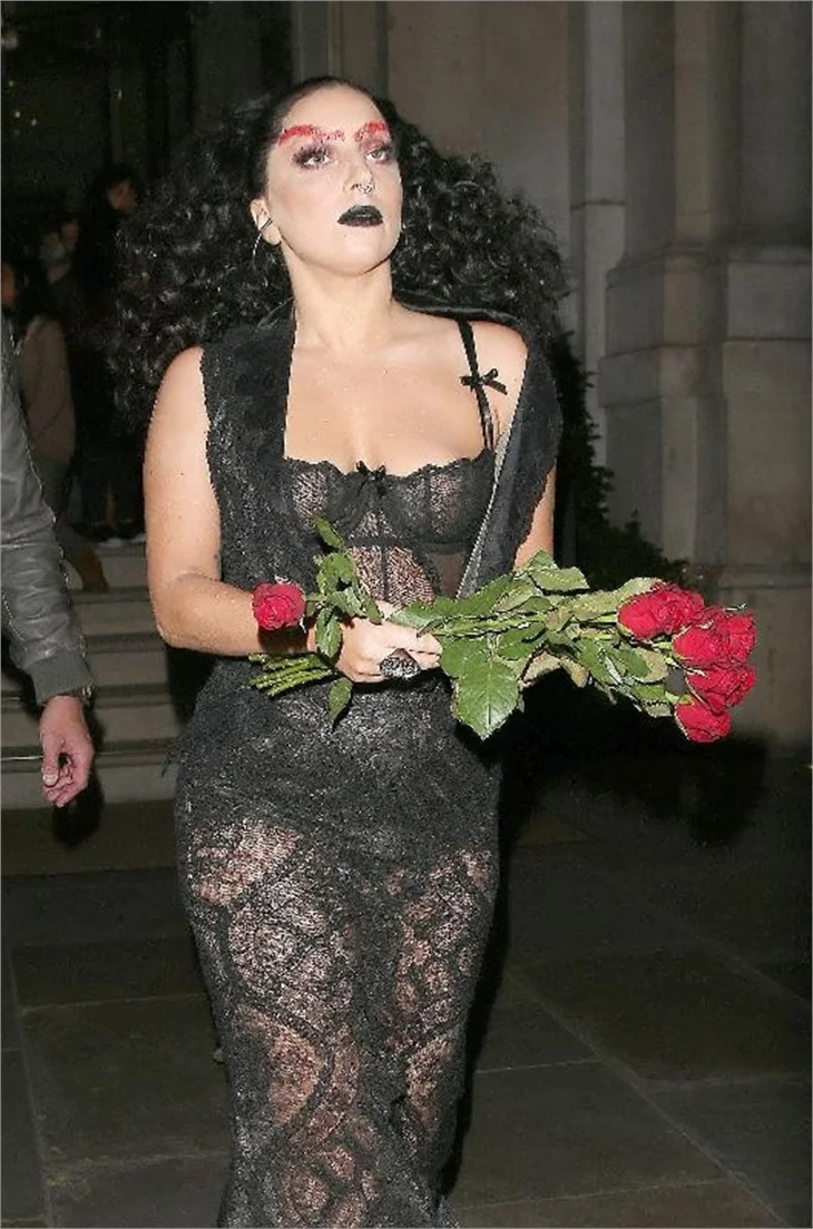 Lady Gaga dantelli elbisesiyle olay yarattı!