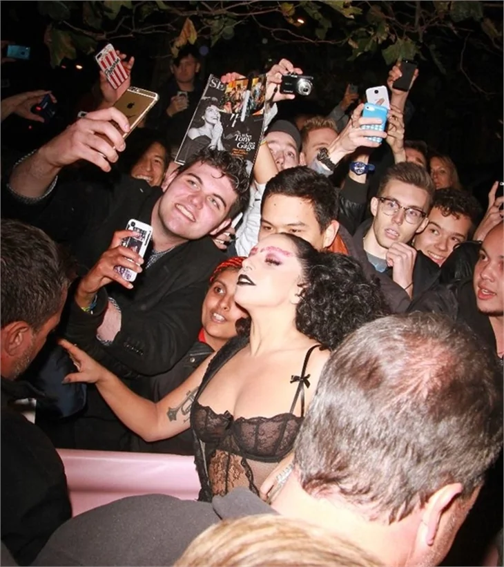 Lady Gaga dantelli elbisesiyle olay yarattı!