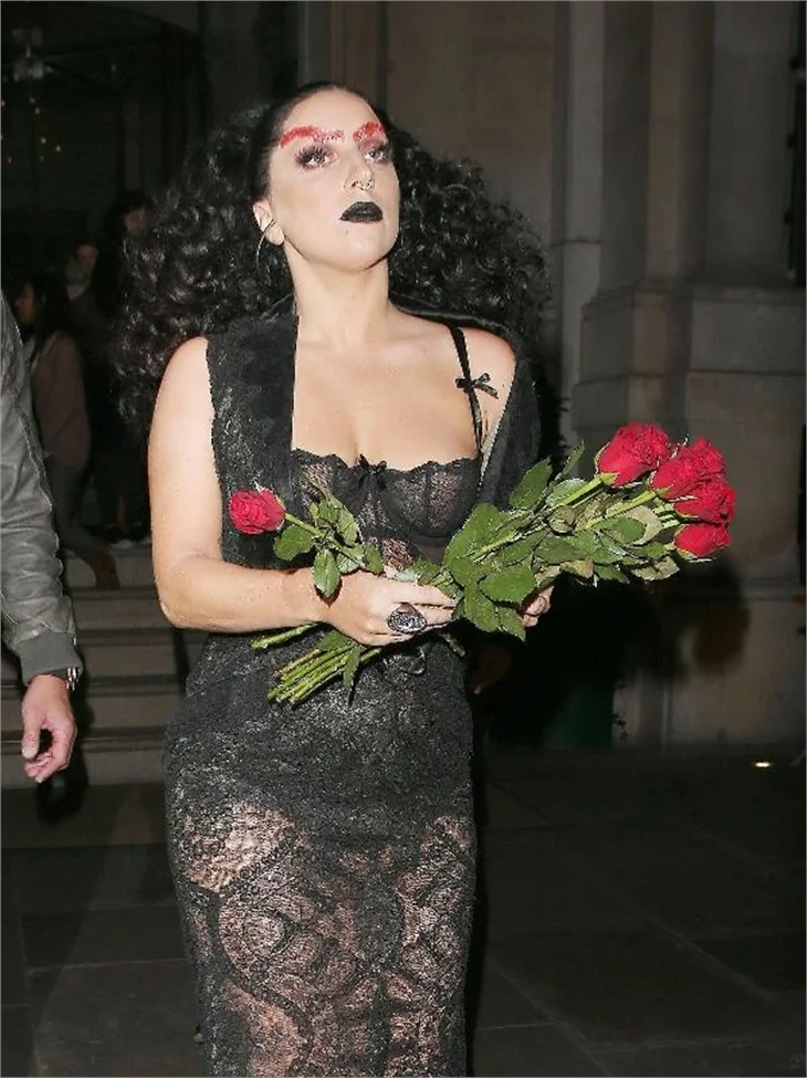 Lady Gaga dantelli elbisesiyle olay yarattı!