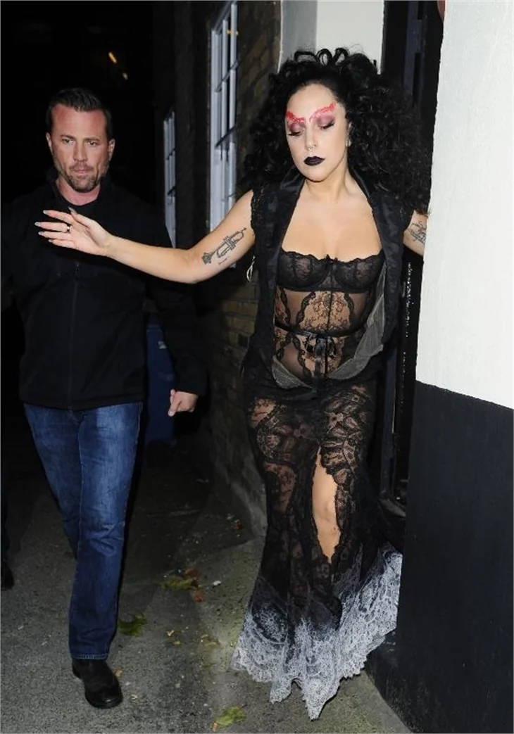 Lady Gaga dantelli elbisesiyle olay yarattı!