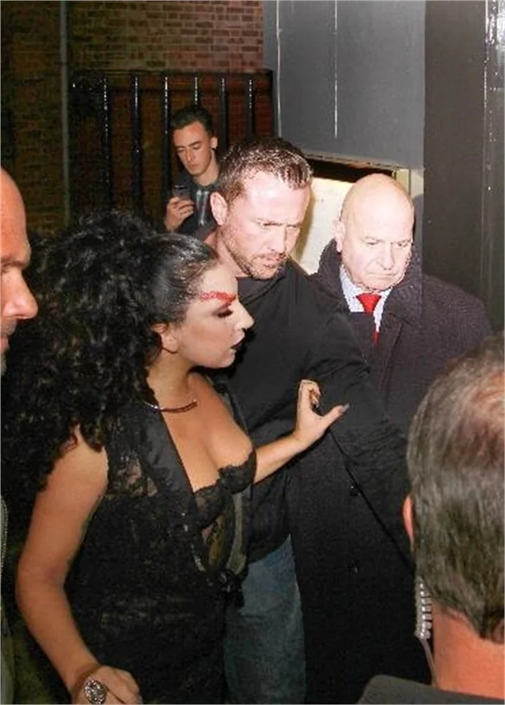 Lady Gaga dantelli elbisesiyle olay yarattı!
