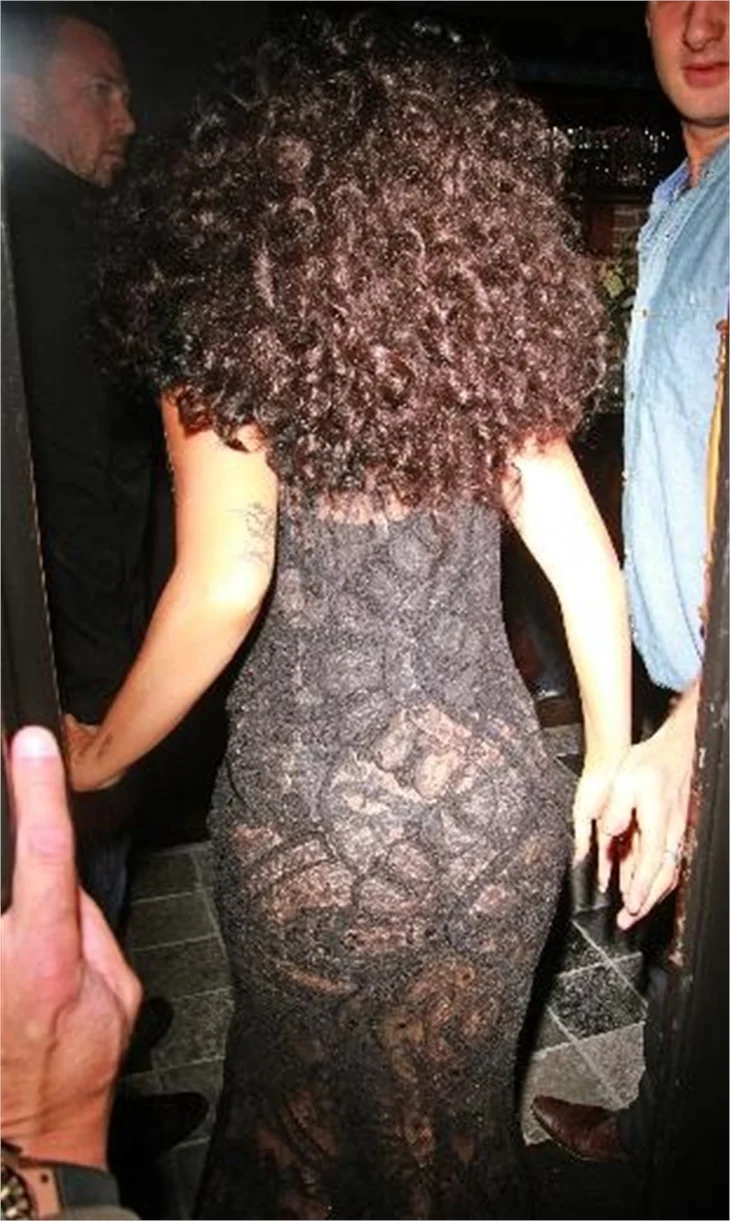 Lady Gaga dantelli elbisesiyle olay yarattı!