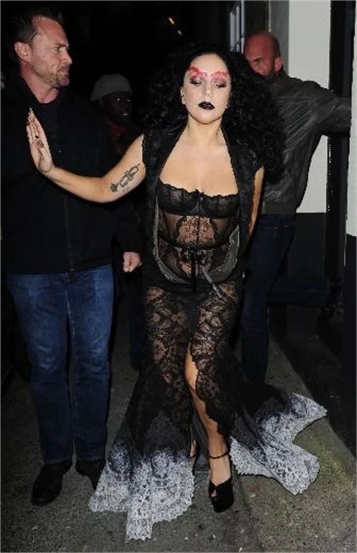 Lady Gaga dantelli elbisesiyle olay yarattı!