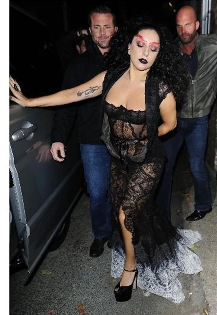 Lady Gaga dantelli elbisesiyle olay yarattı!