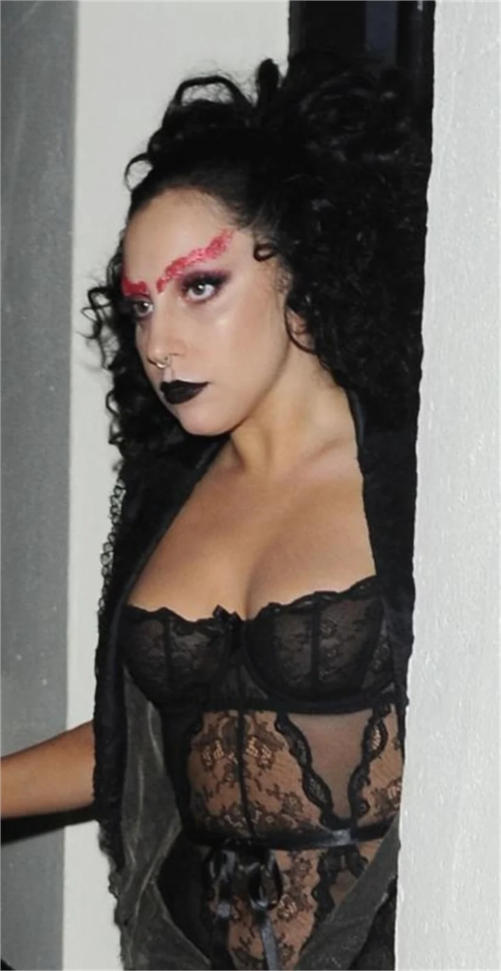 Lady Gaga dantelli elbisesiyle olay yarattı!