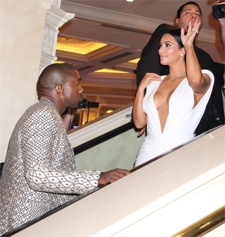Kim Kardashian'dan doğum günü dekoltesi!