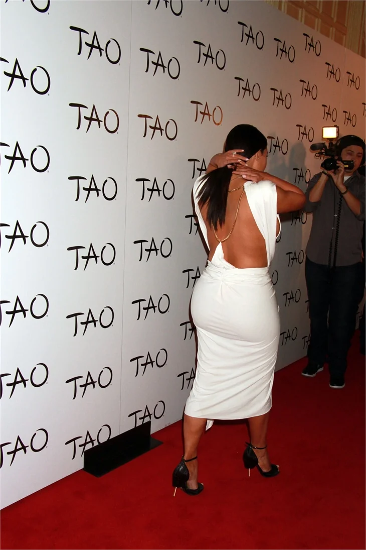 Kim Kardashian'dan doğum günü dekoltesi!