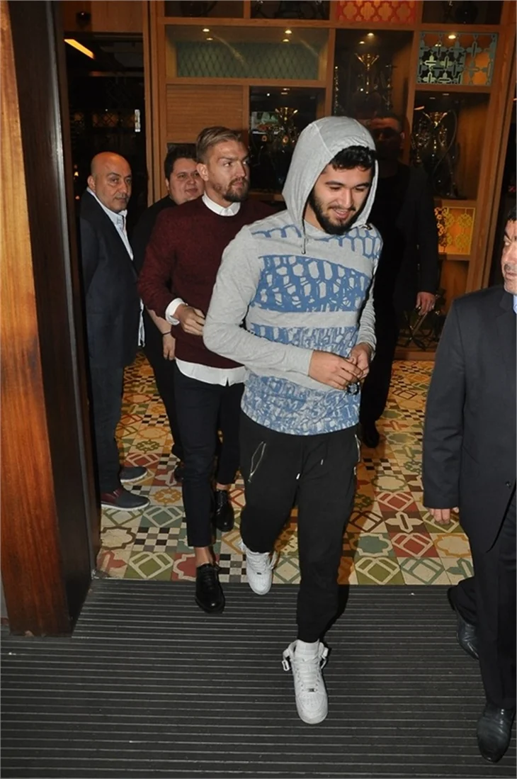 Asena ile Caner ayrı düştü!