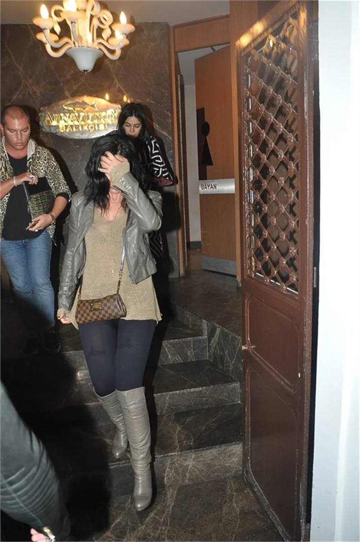 Asena ile Caner ayrı düştü!