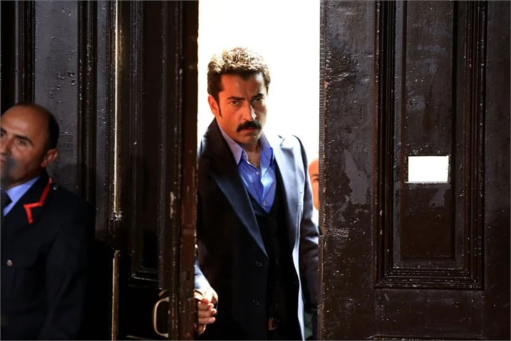 Kenan İmirzalıoğlu'nun kolyesinin sırrı!