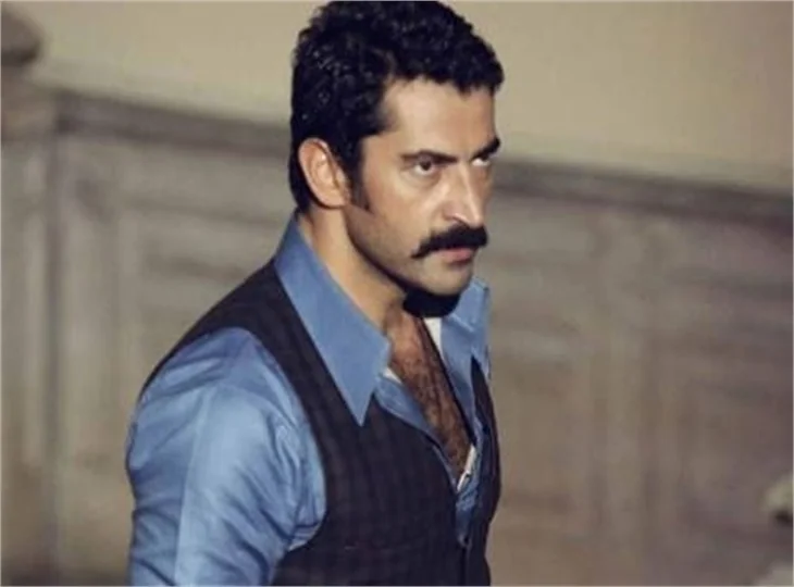 Kenan İmirzalıoğlu'nun kolyesinin sırrı!