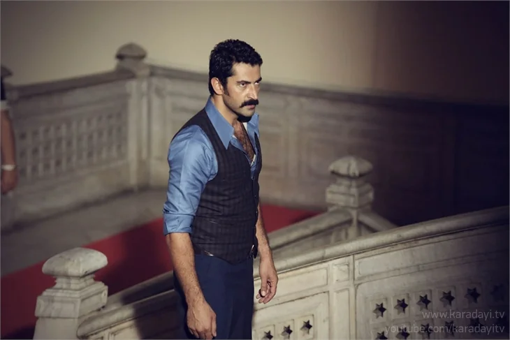 Kenan İmirzalıoğlu'nun kolyesinin sırrı!