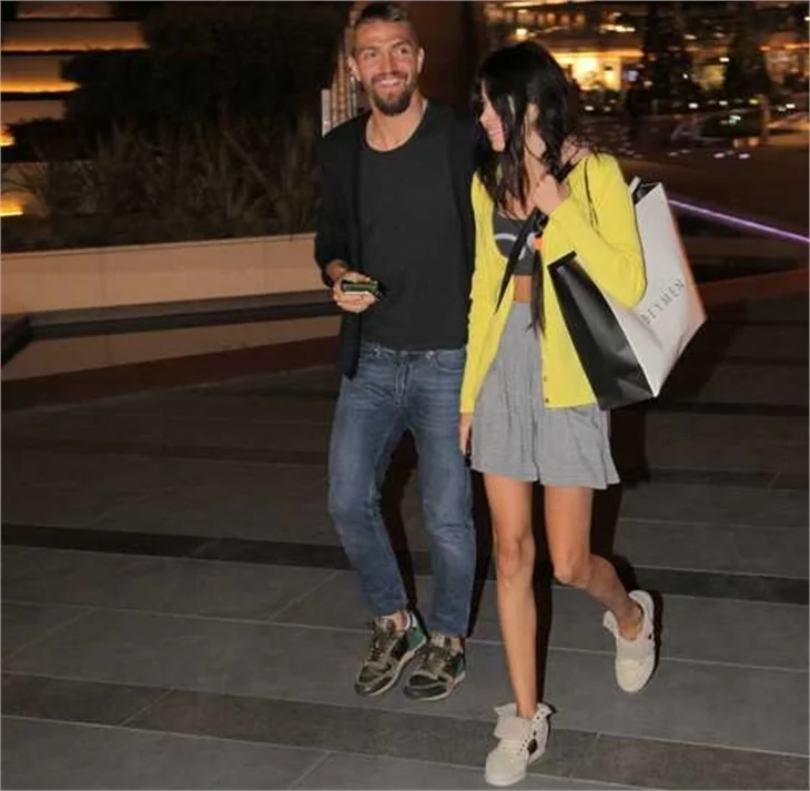 Caner ile Asena dedikodulara inat el eleler!