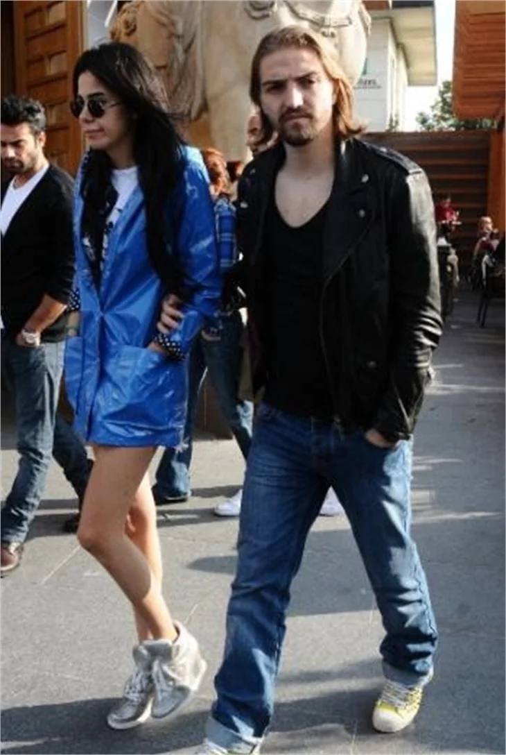 Caner ile Asena dedikodulara inat el eleler!