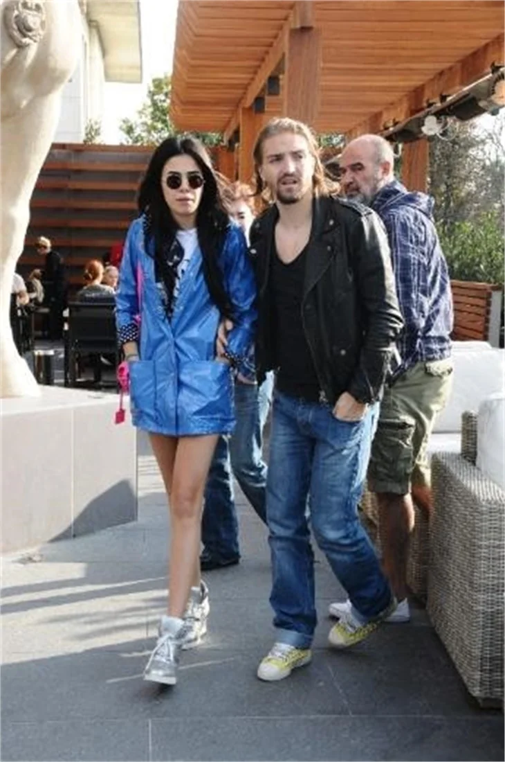 Caner ile Asena dedikodulara inat el eleler!
