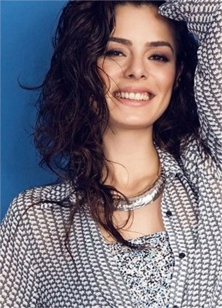 Özge Özpirinççi: Aşk her zaman en yakında tutman gereken bir duygu