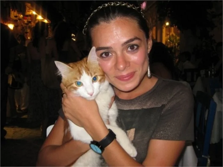 Özge Özpirinççi: Aşk her zaman en yakında tutman gereken bir duygu
