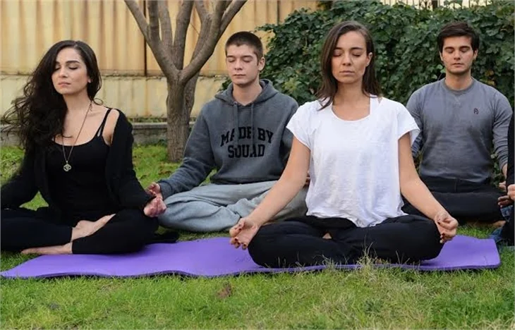 "Yılanların Öcü"nde yoga dersi!