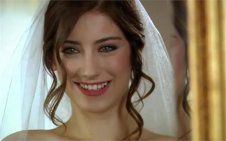 Hazal Kaya'nın dudak uçuklatan reklam filmi!