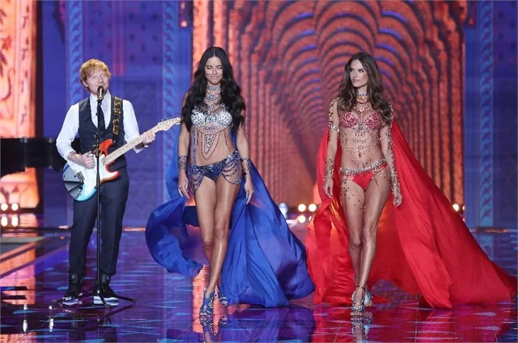 Victoria’s Secret Melekleri yine büyüledi
